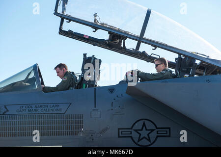 Ein Pilot und Waffensysteme officer vorbereiten für den Start während der karierten Flagge 18-1 14.11.2017, an der Tyndall Air Force Base, Fla. Zielflagge vierten und fünften Generation Flugzeuge gab die Möglichkeit, zusammen zu integrieren. (U.S. Air Force Foto von älteren Flieger Malissa Armstrong) Stockfoto