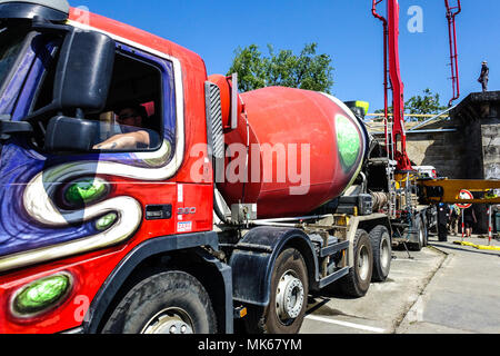 Die Arbeit der Negrelli Viadukt, Beton Fahrmischer, Stvanice, Prag, Tschechische Republik zu reparieren. Stockfoto