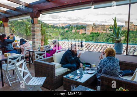 Granada, Spanien: Touristen in El Balcón de San Nicolás Cafe und Restaurant im Stadtteil Albaicin Altstadt, genießen Sie einen Panoramablick auf die UNESCO-Liste Stockfoto