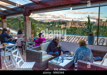 Granada, Spanien: Touristen in El Balcón de San Nicolás Cafe und Restaurant im Stadtteil Albaicin Altstadt, genießen Sie einen Panoramablick auf die UNESCO-Liste Stockfoto