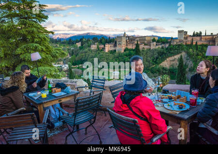 Granada, Andalusien, Spanien - 29. April 2018: Touristen an Huerto de Juan Ranas Cafe und Restaurant im Stadtteil Albaicin Altstadt, genießen Sie einen panoram Stockfoto