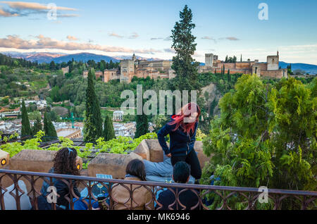 Granada, Andalusien, Spanien - 29. April 2018: Touristen an Huerto de Juan Ranas Cafe und Restaurant im Stadtteil Albaicin Altstadt, genießen Sie einen panoram Stockfoto