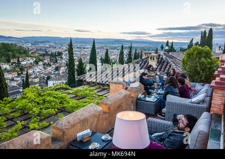 Granada, Andalusien, Spanien - 29. April 2018: Touristen an Huerto de Juan Ranas Cafe und Restaurant in der Unesco Viertel Albaicin Altstadt, e Stockfoto