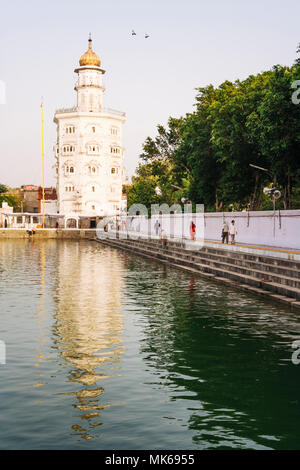 Amritsar, Punjab, Indien: 17. Jahrhundert Gurdwara Baba Atal Turm und Schwimmbad in der Nähe des goldenen Tempels. Stockfoto