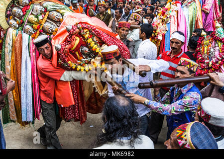 Prozession der Göttin Hadimba Devi Festival. Dungri Wald, Manali, Indien Stockfoto