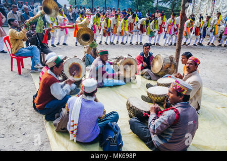 Naggar, Himachal Pradesh, Indien: Während der naggar Mela festival Musiker sitzen auf dem Boden, während hohe Kaste rajputen Tanz in einem Kreis auf. Stockfoto