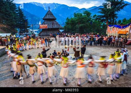 Hohe Kaste Ksatrias tanzen im Naggar mela Festival, Himachal Pradesh, Indien Stockfoto