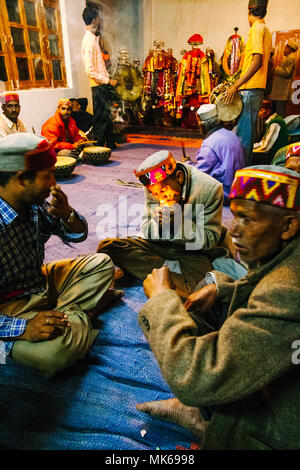 Nagar, Himachal Pradesh, Indien: Nach dem Tag Aktivitäten während der naggar Mela festival Musiker an der Tripura Sundari Tempel sammeln Verscherzen zu halten Stockfoto