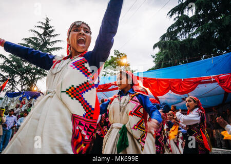 Nagar, Himachal Pradesh, Indien: Während der naggar Mela festival Himachali Frauen tanzen zu Ehren der lokale Gottheit Tripura Sundari außerhalb ihrer Tempel Stockfoto