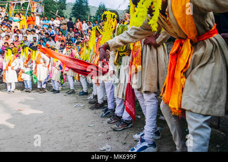 Nagar, Himachal Pradesh, Indien: Während der naggar Mela festival Rajput Tänzer mit Taschentüchern in der Hand Tanz zu Ehren der lokale Gottheit T Stockfoto