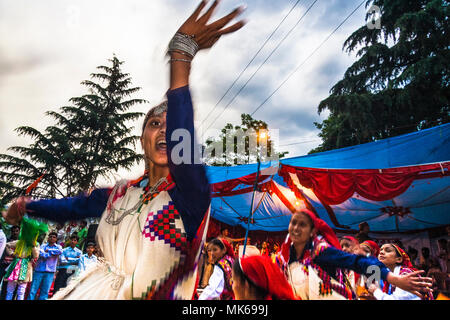 Nagar, Himachal Pradesh, Indien: Während der naggar Mela festival Himachali Frauen tanzen zu Ehren der lokale Gottheit Tripura Sundari außerhalb ihrer Tempel Stockfoto