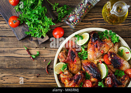 Chicken Wings mit Barbecue im süß sauer Sauce. Picknick. Sommer Menü. Leckeres Essen. Ansicht von oben. Flach Stockfoto