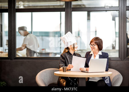 Senior Chef und der Junge Koch im Restaurant Stockfoto