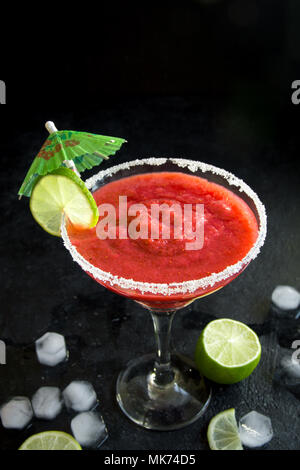 Strawberry Margarita oder Daiquiri Сocktail mit Kalk auf schwarzem Hintergrund, kopieren. Gefrorene hausgemachtes Erdbeer Sommer Cocktail. Stockfoto