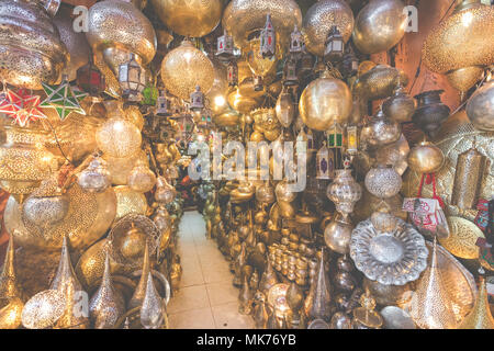 Auswahl von herkömmlichen Lampen zum Verkauf auf einen Markt in Souks von Marrakesch, Marokko. Stockfoto