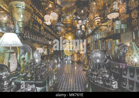 Auswahl von herkömmlichen Lampen zum Verkauf auf einen Markt in Souks von Marrakesch, Marokko. Stockfoto