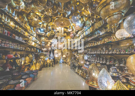 Auswahl von herkömmlichen Lampen zum Verkauf auf einen Markt in Souks von Marrakesch, Marokko. Stockfoto