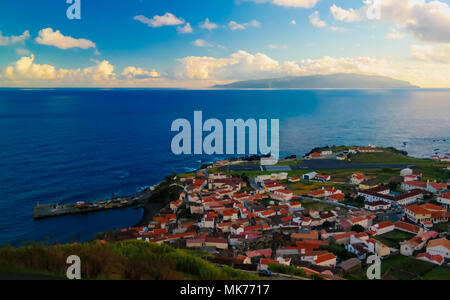 Luftaufnahme von Vila Corvo und Flores Insel bei Sonnenuntergang in Corvo Island, Azoren, Portugal Stockfoto