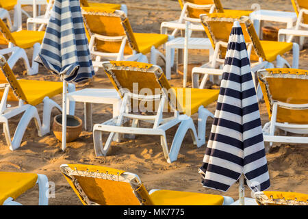 Strandliegen und Sonnenschirme am Meer. Main Beach in Agadir Stadt an der Küste des Atlantischen Ozeans. Marokko entfernt. Stockfoto