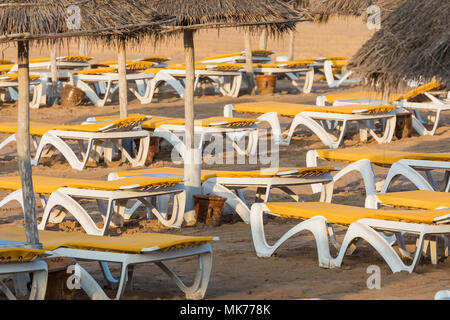 Strandliegen und Sonnenschirme am Meer. Main Beach in Agadir Stadt an der Küste des Atlantischen Ozeans. Marokko entfernt. Stockfoto