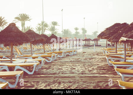 Strandliegen und Sonnenschirme am Meer. Main Beach in Agadir Stadt an der Küste des Atlantischen Ozeans. Marokko entfernt. Stockfoto