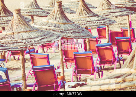 Strandliegen und Sonnenschirme am Meer. Main Beach in Agadir Stadt an der Küste des Atlantischen Ozeans. Marokko entfernt. Stockfoto