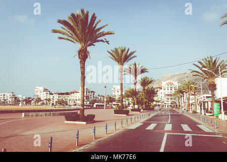 AGADIR, Marokko - Dezember 15, 2017: Agadir Strandpromenade, ist eine große Stadt in Marokko am Ufer des Atlantischen Ozeans, in der Nähe des Atlas Stockfoto
