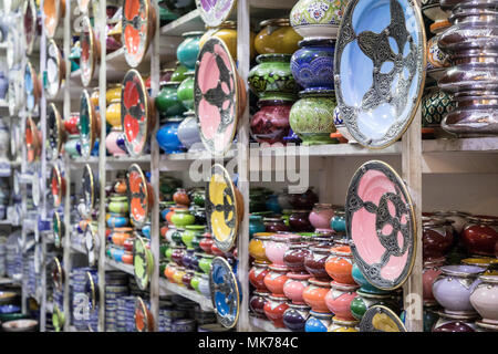 Die traditionelle arabische handcrafted, bunt dekorierte Platten in Marokko Stockfoto