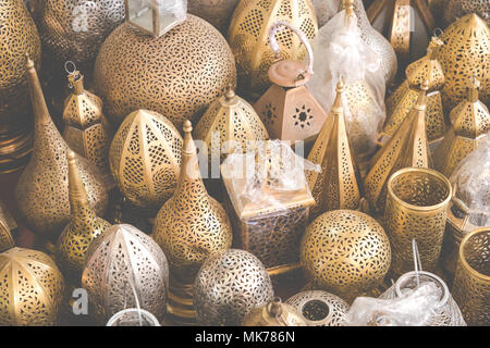 Auswahl von herkömmlichen Lampen zum Verkauf auf einen Markt in Souks von Marrakesch, Marokko. Stockfoto