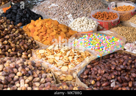 Schalenfrüchte und getrocknete Früchte für den Verkauf in den Souks von Fes, Marokko Stockfoto