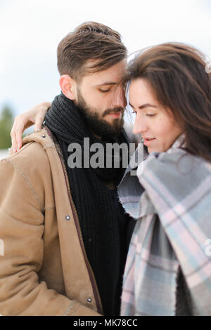 Nahaufnahme der kaukasischen Frau und Mann umarmen und Schal tragen. Stockfoto
