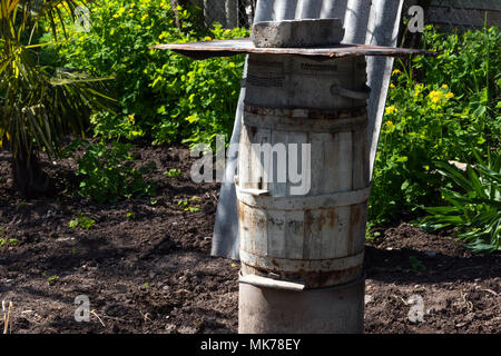 Bienenstock aus einem alten Holzfass Stockfoto