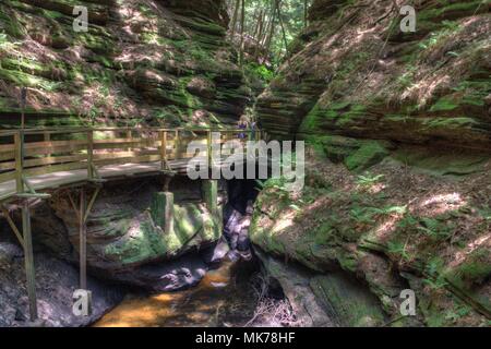 Hexen Gulch ist eine versteckte Attraktion in Wisconsin Dells und kann nur mit dem Boot erreicht werden. Stockfoto