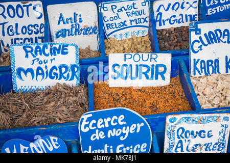 Auswahl der Gewürze auf einem traditionellen marokkanischen Markt (Souk) in Marrakesch, Marokko Stockfoto