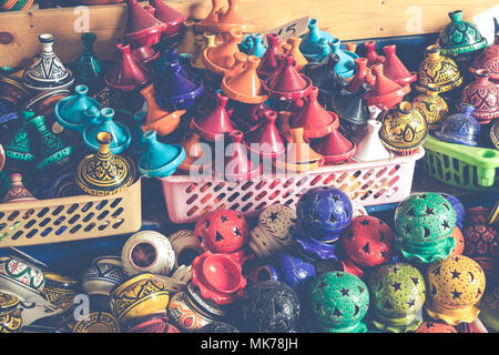 Platten, Tajine und Töpfe aus Ton auf dem Souk in Marokko. Stockfoto