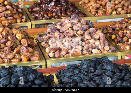 Schalenfrüchte und getrocknete Früchte für den Verkauf in den Souks von Fes, Marokko Stockfoto