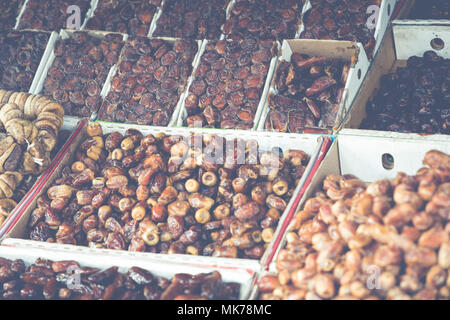 Schalenfrüchte und getrocknete Früchte für den Verkauf in den Souks von Fes, Marokko Stockfoto