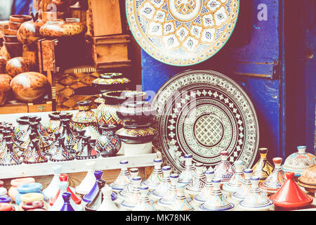 Platten, Tajine und Töpfe aus Ton auf dem Souk in Marokko. Stockfoto