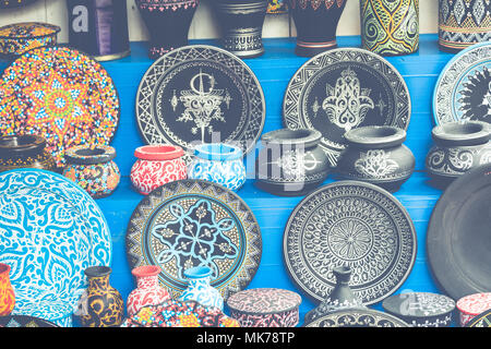 Platten, Tajine und Töpfe aus Ton auf dem Souk in Marokko. Stockfoto