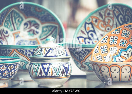 Platten, Tajine und Töpfe aus Ton auf dem Souk in Marokko. Stockfoto