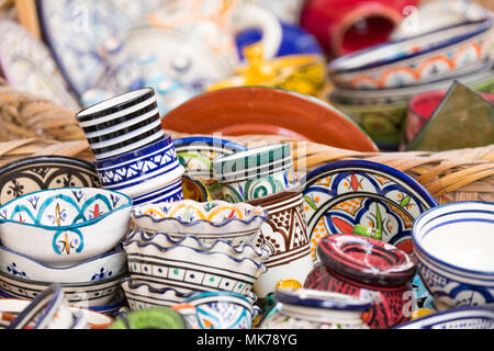 Platten, Tajine und Töpfe aus Ton auf dem Souk in Marokko. Stockfoto