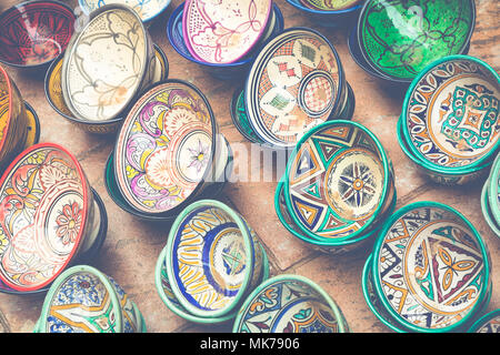 Platten, Tajine und Töpfe aus Ton auf dem Souk in Marokko. Stockfoto