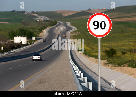 Tempolimit 90, Schild auf der Autobahn Stockfoto