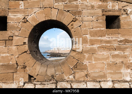 Klassische Ansicht der Medina Essaouira durch ein Loch in der Mauer der Festung, Marokko. Weltkulturerbe der UNESCO Stockfoto