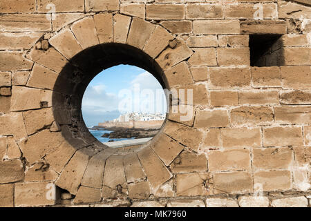 Klassische Ansicht der Medina Essaouira durch ein Loch in der Mauer der Festung, Marokko. Weltkulturerbe der UNESCO Stockfoto