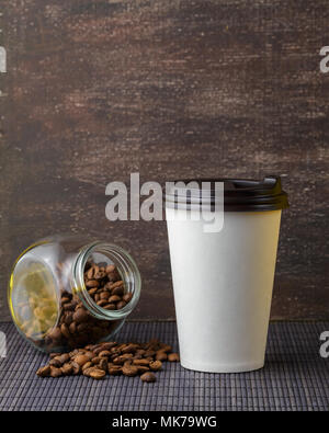 Nehmen Sie Kaffee trinken in das verfügbare Papier cup über rustikal Hintergrund Stockfoto
