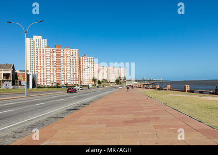 MONTEVIDEO, URUGUAY - Februar 03, 2018: Boulevard entlang Pocitos Beach in Montevideo, Uruguay. Montevideo ist die Hauptstadt und die größte Stadt der Urugu Stockfoto