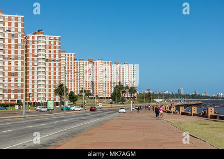MONTEVIDEO, URUGUAY - Februar 03, 2018: Boulevard entlang Pocitos Beach in Montevideo, Uruguay. Montevideo ist die Hauptstadt und die größte Stadt der Urugu Stockfoto