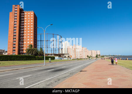 MONTEVIDEO, URUGUAY - Februar 03, 2018: Boulevard entlang Pocitos Beach in Montevideo, Uruguay. Montevideo ist die Hauptstadt und die größte Stadt der Urugu Stockfoto