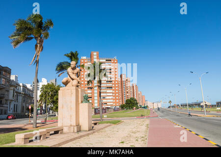 MONTEVIDEO, URUGUAY - Februar 03, 2018: Boulevard entlang Pocitos Beach in Montevideo, Uruguay. Montevideo ist die Hauptstadt und die größte Stadt der Urugu Stockfoto